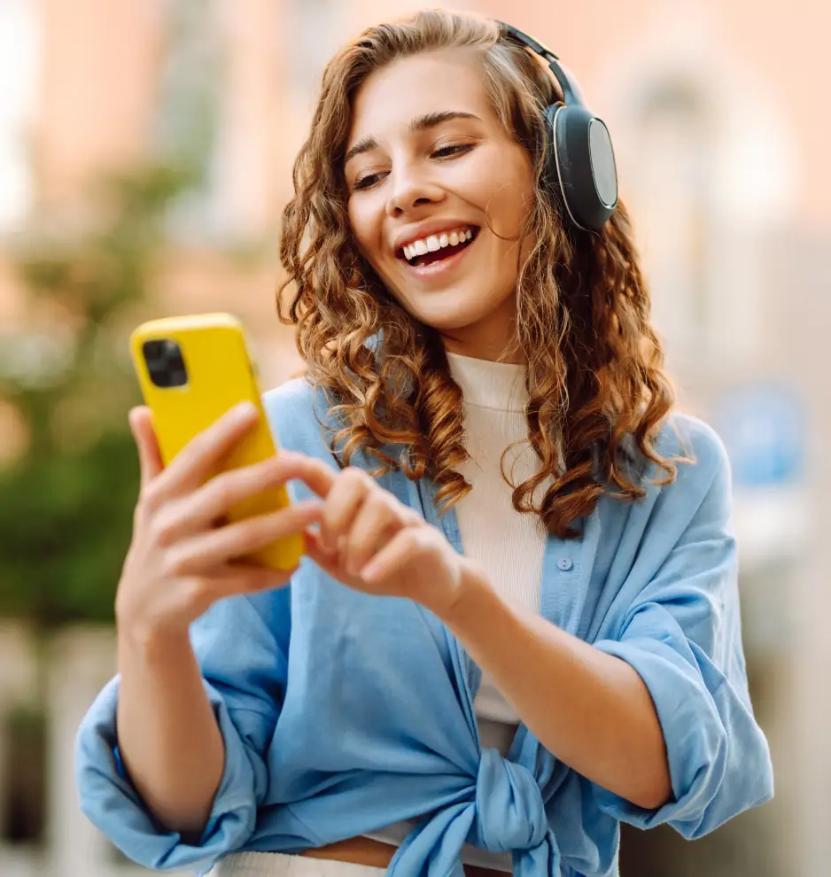 Personas usando celular